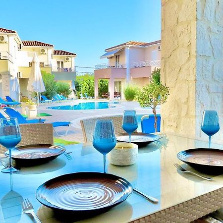 Phoebes Place At Kalamaki Court, 2 Bedroom Villa With A Shared Pool Ngoại thất bức ảnh