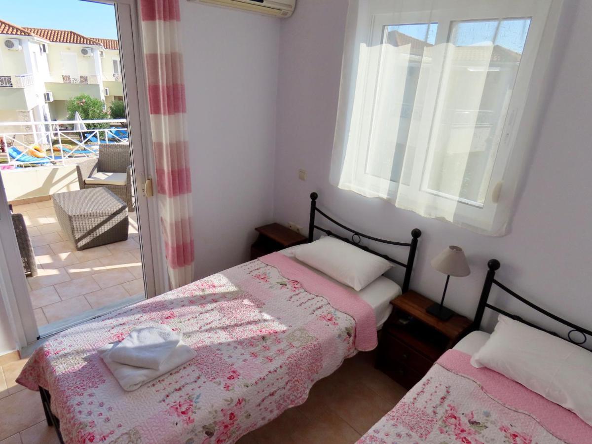 Phoebes Place At Kalamaki Court, 2 Bedroom Villa With A Shared Pool Ngoại thất bức ảnh