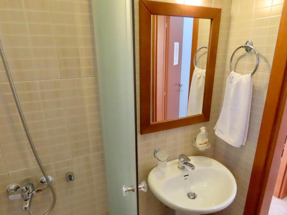 Phoebes Place At Kalamaki Court, 2 Bedroom Villa With A Shared Pool Ngoại thất bức ảnh